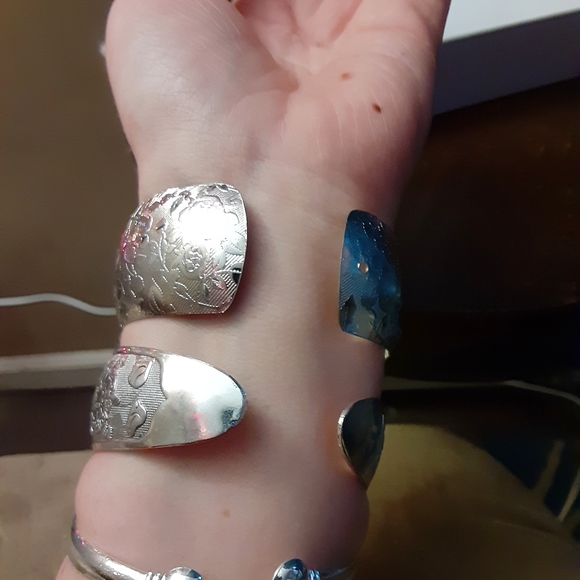 3 silver tone bangle bracelets - Picture 6 of 7